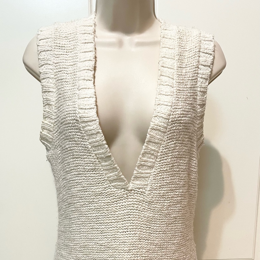 Sleeveless knit sweater
